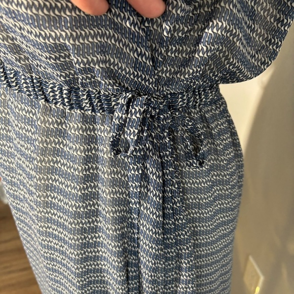 H&M Flutter Sleeve Dress, Dark Blue and white Pattern, V neck, SZ 10, li… - Picture 5 of 9